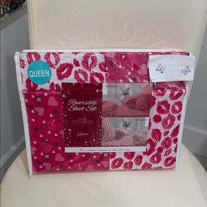 Valentine's Day  Red/Pink/White "Hearts &  Lips" Reversible QUEEN Sheet Set